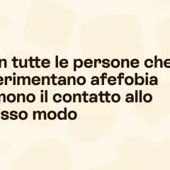 Afefobia è sessualità. Il testo "Non tutte le persone che sperimentano afefobia temono il contatto allo stesso modo" su sfondo beige con forme astratte.