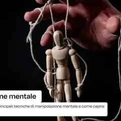 Mano che muove un manichino con fili, metafora del comportamento di una persona plagiata. Manipolazione mentale.