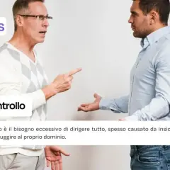 Due uomini discutono animatamente. Uno punta il dito, mostrando la sua mania del controllo.