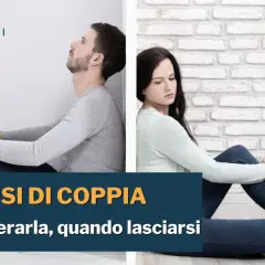 Coppia seduta schiena contro schiena, separata da un muro. Il testo parla di cosa rovina una relazione di coppia e come superarla.