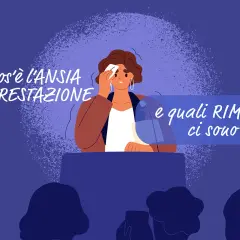 Ragazza su un palco, visibilmente stressata, affronta l'ansia da prestazione scolastica. Testo: "Che cos'è l'ansia da prestazione e quali rimedi ci sono".