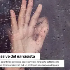 Mano appoggiata su un vetro bagnato di pioggia, evoca le crisi depressive del narcisista e la necessità di supporto.