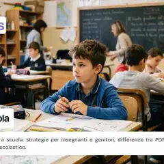 Bambino con ADHD a scuola, concentrato ma distratto, mentre i compagni studiano. Strategie per gestire la situazione.