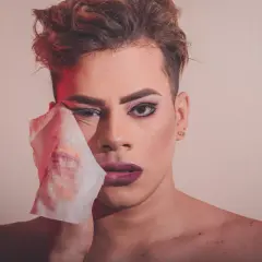 Un volto gender fluid si strucca, mostrando la sua autenticità oltre il trucco.