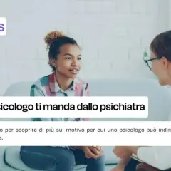Una giovane donna parla con un professionista. Il testo dice: "Quando lo psicologo ti manda dallo psichiatra".