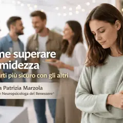 Una donna timida si sente isolata mentre altri conversano. Impara come superare la timidezza e sentirti più sicuro con gli altri.