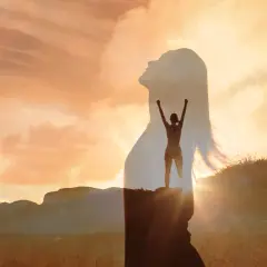 Silhouette di donna con braccia alzate, simbolo di vittoria e capacità di metabolizzare una situazione. Cielo al tramonto.