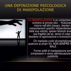 Immagine di un burattinaio che muove un pupazzo, metafora per capire come manipolare un manipolatore.