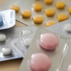 Confezioni di pillole colorate: blu, bianche, rosa e gialle. A cosa serve Dulex? Per alleviare il dolore e migliorare l'umore.