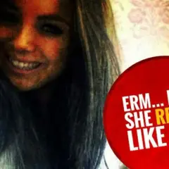 Ragazza sorridente con un punto interrogativo rosso: "Come capire se piaci a una ragazza?".