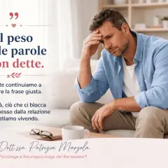 Uomo pensieroso seduto su un divano, con la frase "Il peso delle parole non dette". A volte il "ti desidero significato" si nasconde nel silenzio delle relazioni.