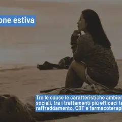 Donna pensierosa sulla spiaggia, affronta il caldo e la depressione estiva. Tra le cause, fattori ambientali e sociali, con trattamenti come raffreddamento, CBT e farmacoterapia.