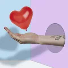 Mano che offre un palloncino a forma di cuore rosso, simbolo di frasi sull'amore puro.