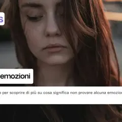 Ragazza con sguardo perso, come se improvvisamente non provasse più niente. L'articolo spiega le cause di questa apatia.