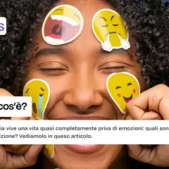 Ragazza con emoji sul viso, che simboleggiano chi non prova emozioni. Il testo parla di alessitimia.