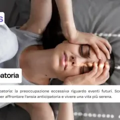 Donna con le mani sulla testa, espressione di agitazione e ansia. Testo: "Ansia anticipatoria".