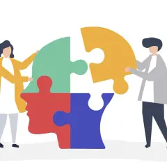 Due persone compongono un puzzle a forma di testa, simbolo della psicoterapia sistemico relazionale.