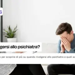 Un uomo in difficoltà parla con una psicologa. Lo psicologo può fare diagnosi e aiutare a capire quando è il momento di chiedere aiuto.