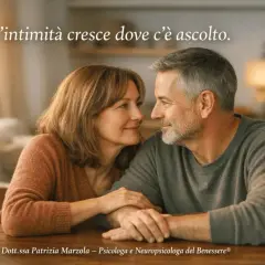 Coppia matura si guarda con affetto, le mani intrecciate. L'intimità cresce dove c'è ascolto, fondamentale per fare l'amore.