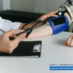 Medico controlla la pressione per sospetta malattia da burnout.
