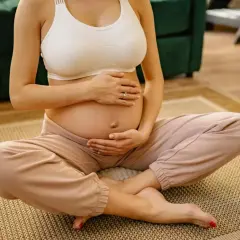 Pancia di donna incinta, mani sul pancione. A volte la gravidanza porta a crisi di pianto e nervosismo, ma anche momenti di pace.