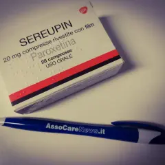 Scatola di Sereupin (paroxetina) 20 mg, 28 compresse. La paroxetina a cosa serve? Utile per trattare ansia e depressione. Penna AssoCareNews.it.