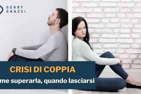 Coppia seduta schiena contro schiena, separata da un muro. Il testo parla di cosa rovina una relazione di coppia e come superarla.