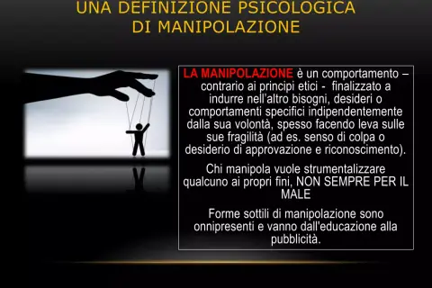 Immagine di un burattinaio che muove un pupazzo, metafora per capire come manipolare un manipolatore.