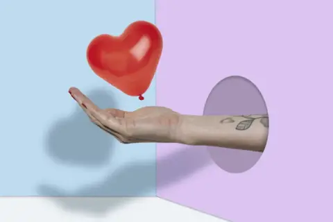 Mano che offre un palloncino a forma di cuore rosso, simbolo di frasi sull'amore puro.