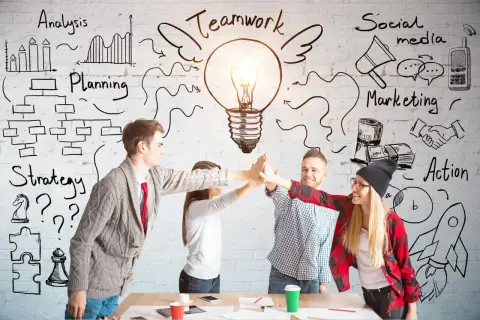 Team che celebra un successo, con disegni di strategia, pianificazione e gestione dei conflitti sullo sfondo.