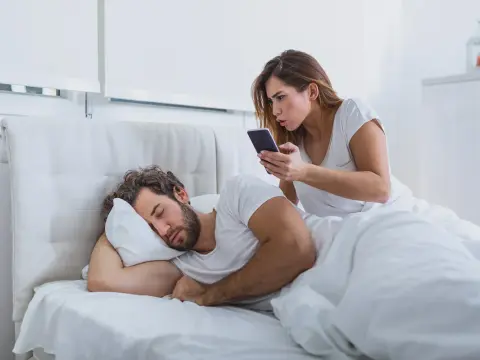 Controllare il telefono del partner - Quando è un problema?