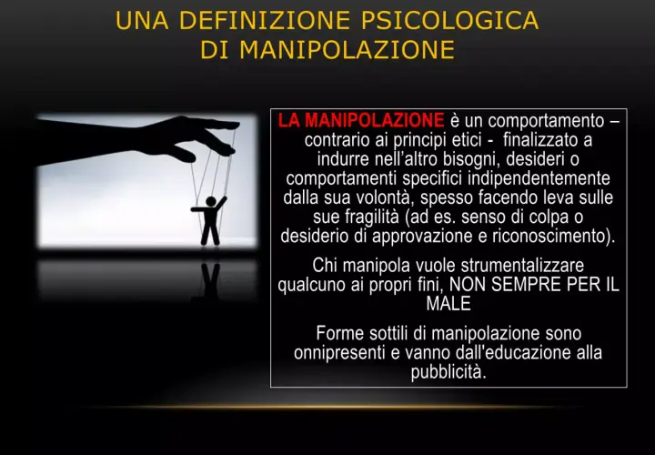 Immagine di un burattinaio che muove un pupazzo, metafora per capire come manipolare un manipolatore.