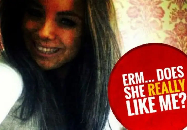 Ragazza sorridente con un punto interrogativo rosso: "Come capire se piaci a una ragazza?".