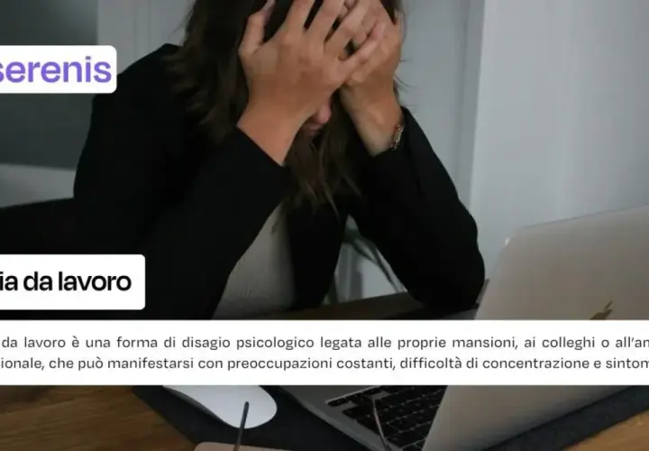Donna con le mani tra i capelli davanti a un laptop, simbolo di ansia da lavoro.