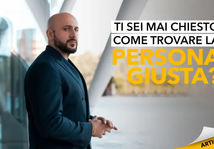 Uomo con barba in giacca blu riflette su come capire se è la persona giusta.