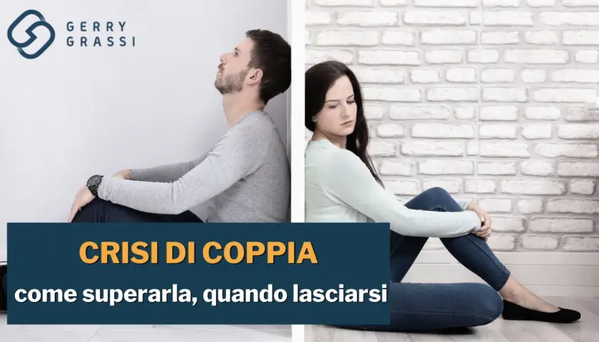 Coppia seduta schiena contro schiena, separata da un muro. Il testo parla di cosa rovina una relazione di coppia e come superarla.