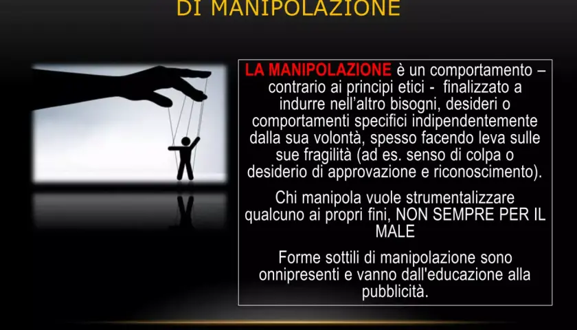 Immagine di un burattinaio che muove un pupazzo, metafora per capire come manipolare un manipolatore.