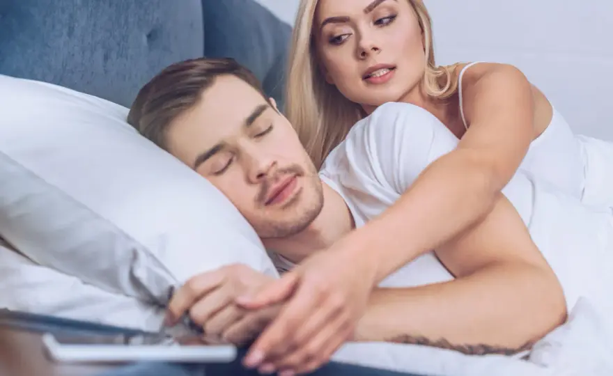 Il tuo ragazzo mette like alle altre? Gestisci gelosia e fiducia