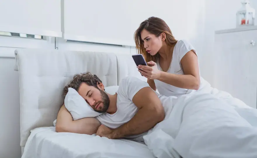 Controllare il telefono del partner - Quando è un problema?