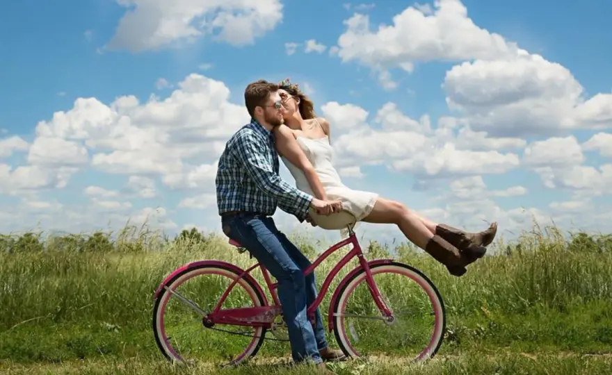 Perché ci si innamora? La scienza e la psicologia dietro l'amore