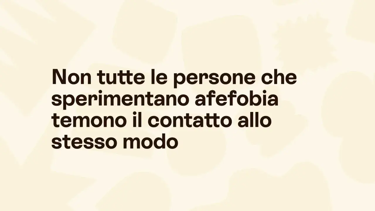 Afefobia è sessualità. Il testo "Non tutte le persone che sperimentano afefobia temono il contatto allo stesso modo" su sfondo beige con forme astratte.