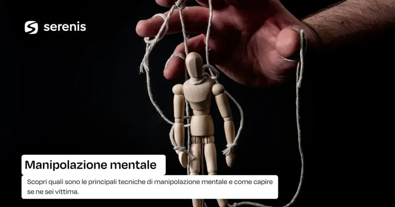 Mano che muove un manichino con fili, metafora del comportamento di una persona plagiata. Manipolazione mentale.
