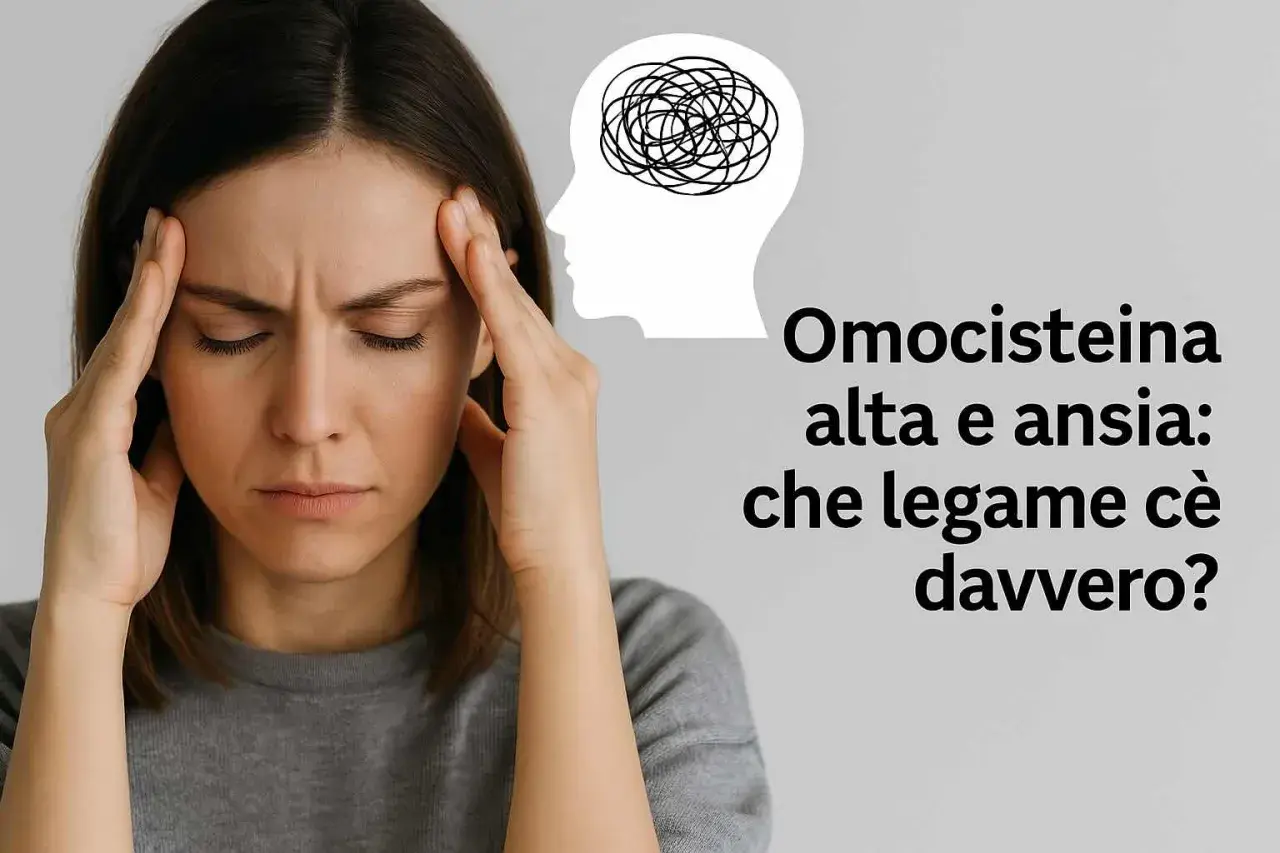 Donna con mani sulle tempie, testa stilizzata con groviglio di pensieri. Omocisteina alta e ansia: che legame c'è davvero?