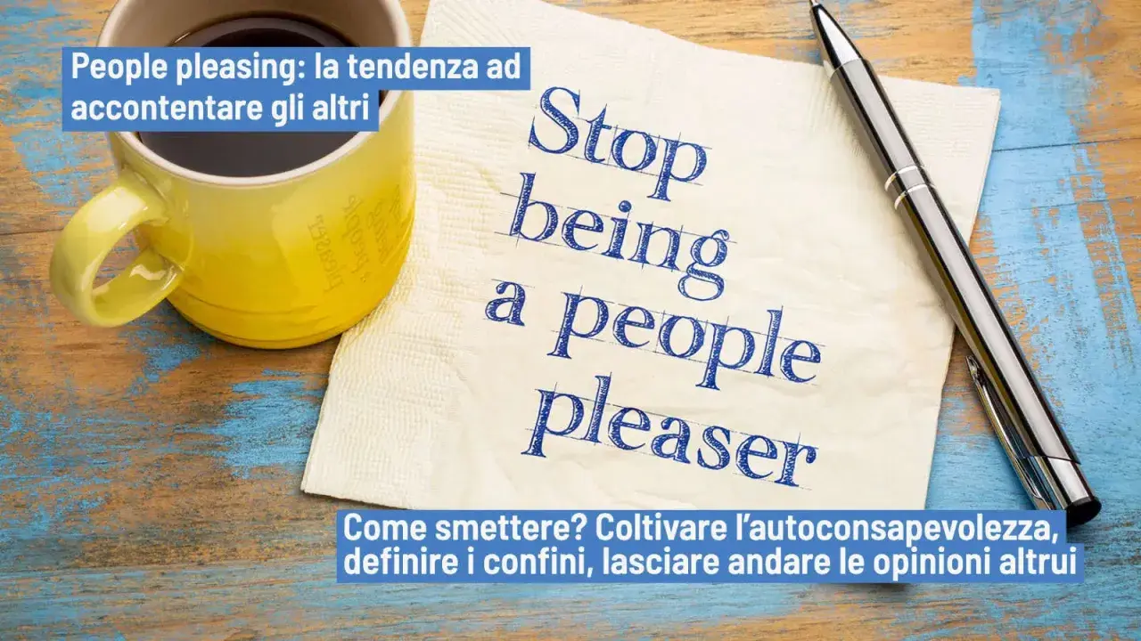 Tazza gialla, tovagliolo con scritto "Stop being a people pleaser" e penna. Psicologia: smettere di essere troppo disponibili.