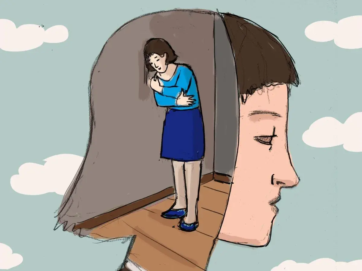 Una donna si stringe in un angolo, mentre la sua testa si apre rivelando un volto esterno. Le conseguenze del ricovero in psichiatria sono visibili.