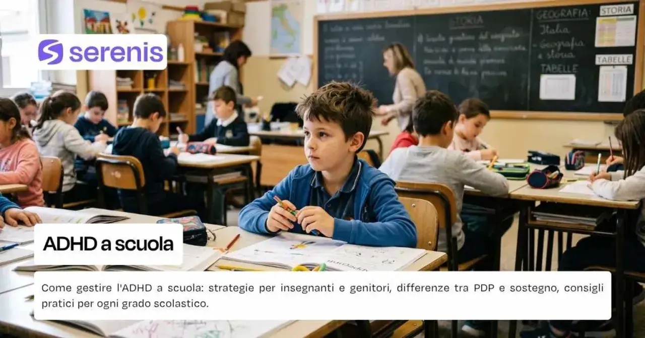 Bambino con ADHD a scuola, concentrato ma distratto, mentre i compagni studiano. Strategie per gestire la situazione.