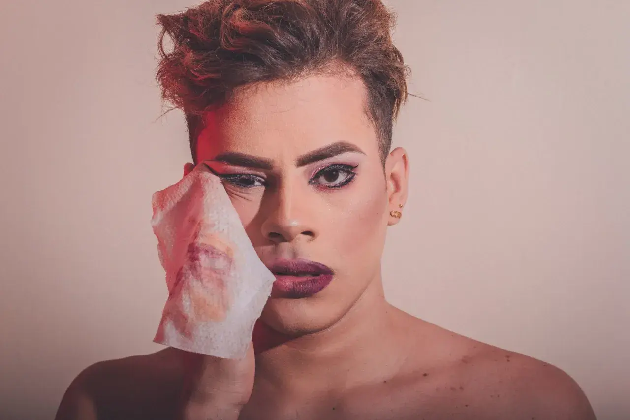 Un volto gender fluid si strucca, mostrando la sua autenticità oltre il trucco.
