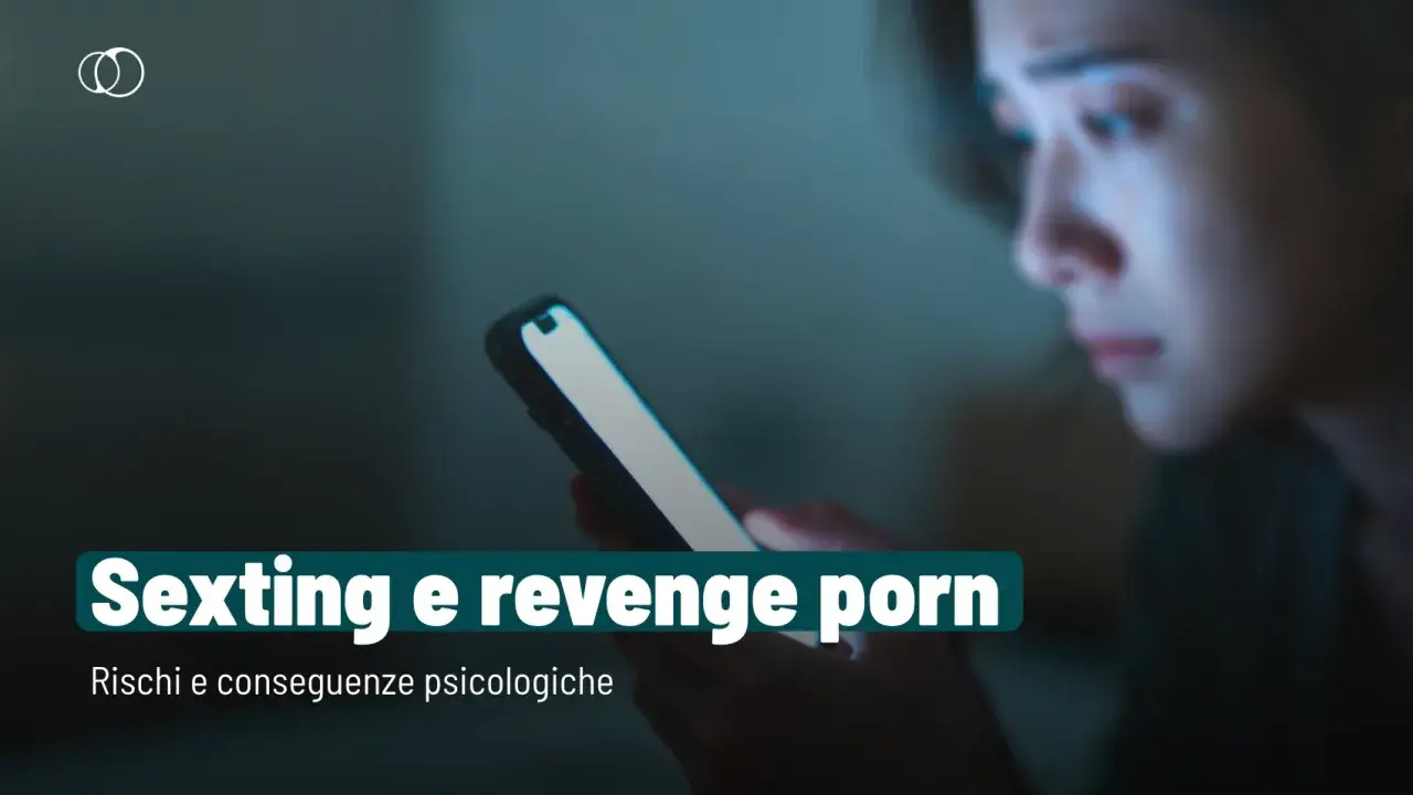 Ragazza preoccupata guarda il telefono, tema: sexting che cos'è, rischi e conseguenze psicologiche.