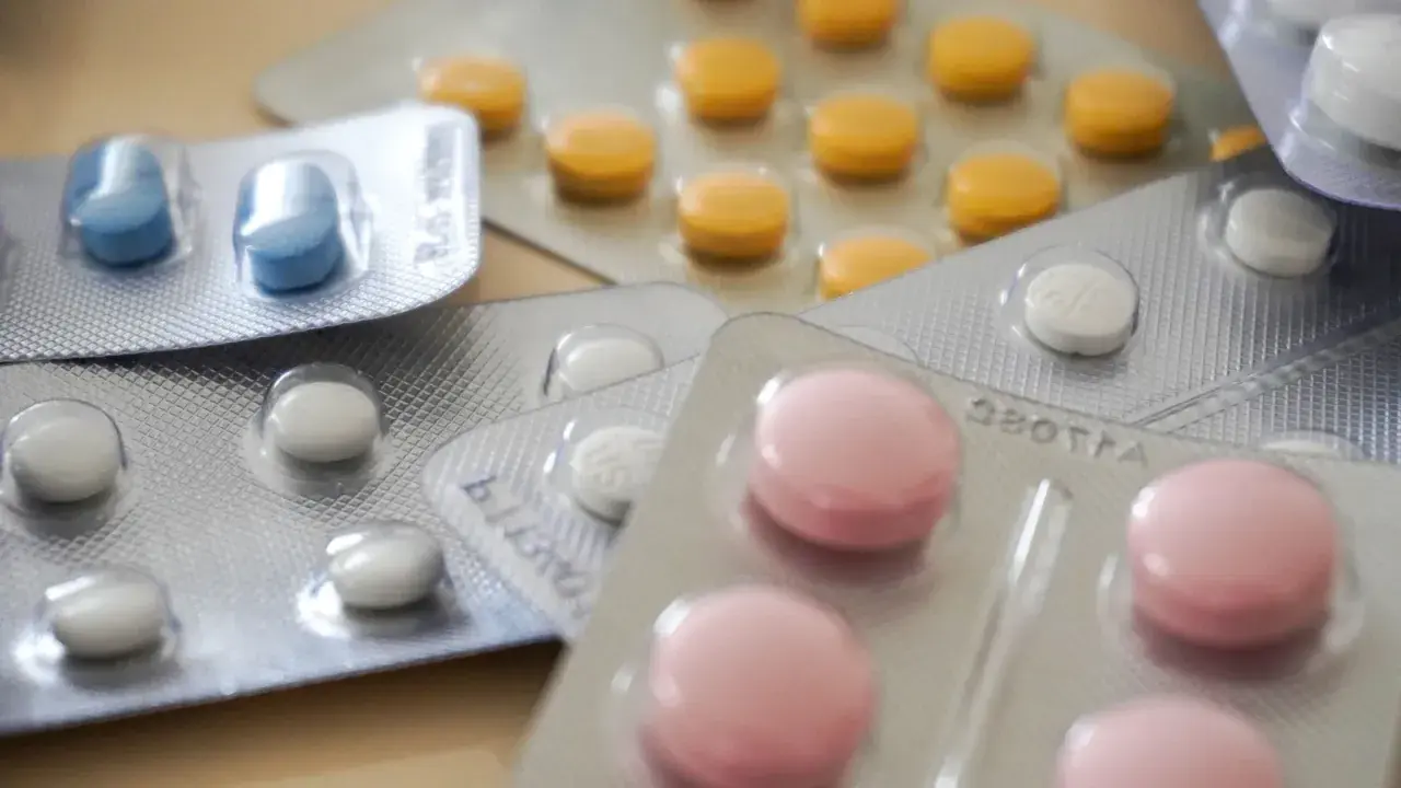 Confezioni di pillole colorate: blu, bianche, rosa e gialle. A cosa serve Dulex? Per alleviare il dolore e migliorare l'umore.