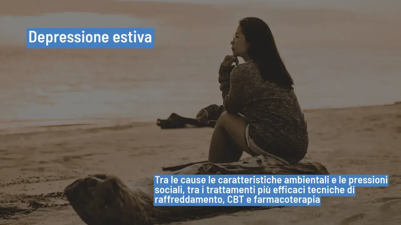 Donna pensierosa sulla spiaggia, affronta il caldo e la depressione estiva. Tra le cause, fattori ambientali e sociali, con trattamenti come raffreddamento, CBT e farmacoterapia.